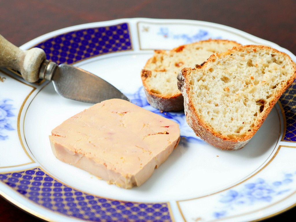 フォアグラのテリーヌ　自家製いちぢくパン