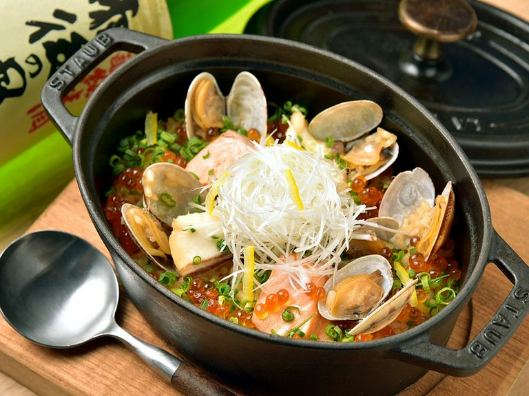 待つほどに旨みとワクワク感がアップする。〆のご馳走『魚介の漁師風ストウブ飯』　2〜3人前