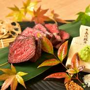 広島県の豊かな自然の中で大切に育てられた黒毛和牛の「広島和牛」。モモ肉などの赤身を、外は炭火でしっかり、中はしっとりレアに焼き上げてくれます。繊細で風味豊かな肉の旨みを塩、わさび、マスタードとともに。