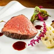 肉料理に使う肉は、広島県産の峠下牛（たおしたぎゅう）などを中心とした国産牛。部位により適した火入れを行い、肉そのものの味を引き出すように調理しています。しっとりとした肉の旨みを味わえる逸品です。