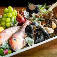 シェフが自分の目で見て仕入れる食材が使われています。魚は三河湾で水揚げされた新鮮なもの、野菜は地元・岡崎の農家から買い付ける季節野菜が中心。トリュフなどイタリア産の食材と巧みに調和しています。