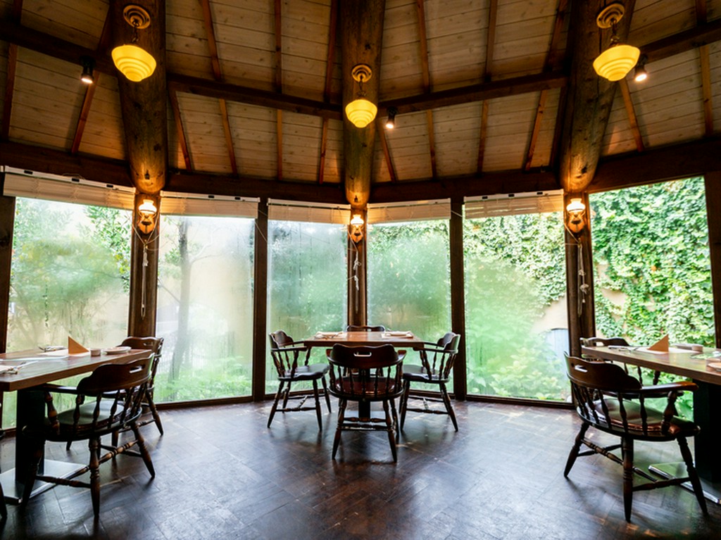 まるで森の中で食事をしているような、開放感あふれる空間