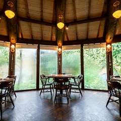 まるで森の中で食事をしているような、開放感あふれる空間