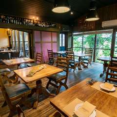 テーブル間の間隔も十分確保された広い店内