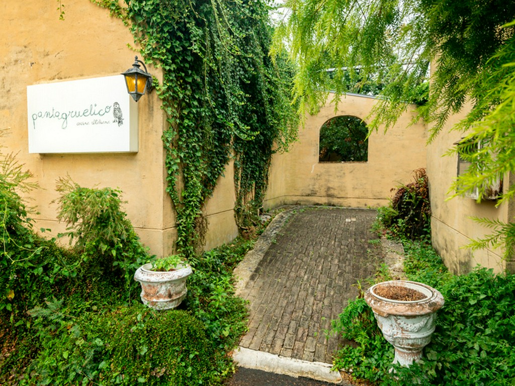 住宅街に佇む隠れ家のような一軒家レストラン