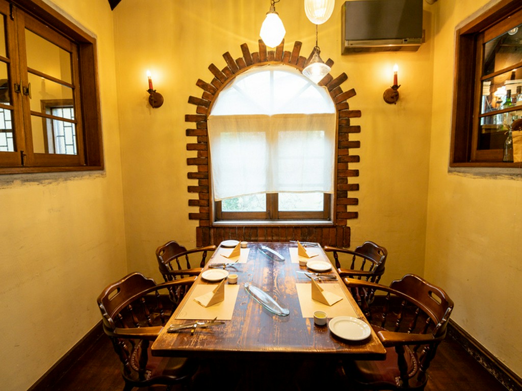 半個室も完備され、家族の記念日や接待にも利用可能