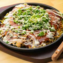 中華麺の“カリッ”とした食感が楽しめる『広島風お好み焼き』