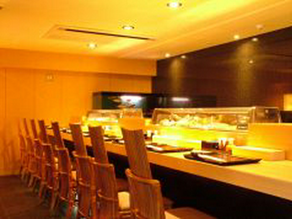 カウンターで気軽に寿司、懐石料理をお楽しみください