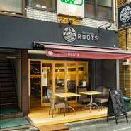 晴れた日には外で食事をするなんていかが？【旬彩ダイニング　Roots】はテラス席も完備しています。開放感たっぷりで、自然と会話が盛り上がるので、会話を楽しみたいデートにもピッタリです。