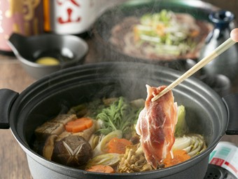 濃く味ついたお肉と卵が絶妙にマッチする『熊本産イノシシの牡丹鍋』