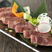 全国各地から厳選して仕入れたこだわりの食材がズラリ。中でも飼育頭数が少なく、希少価値の高い「千屋牛」は、内田氏が惚れ込んだ逸品なのだそう。多彩なメニューで楽しませてくれます。