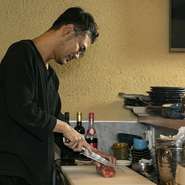「料理はもちろんですが、お店の雰囲気も含めて楽しんでいただければ」と語る内田氏。徹底した清掃をはじめ、ゲストの食事中にも気を配り、快適な時間をもたらしてくれます。