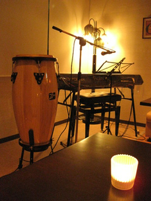 毎週末のライブに来て楽しんで！