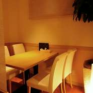 要予約で個室4名様からご用意しております。
和牛たん・黒毛和牛・熊本馬刺しなど産地直送の厳選された食材を取り揃えております。
是非、接待や会食・記念日などにご利用ください。