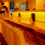 天然の一枚板で出来た広々したカウンター席はお一人様でもカップルの方にもご好評いただいております。
メニューもお一人様用にハーフサイズなどメニューに載ってなくてもご対応しております。