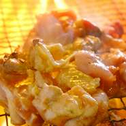 国産備長炭を使い一気に火柱を立てながら焼き上げる宮崎名物　地頭鶏炭火焼は見ても豪快な料理。