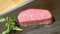 極上のヒレの中でもっとも肉厚で柔らかい、少量しか取れないシャトーブリアンです。
新しく入荷してもご予約で完売してしまう時もあるので、売り切れの場合はご容赦ください。