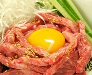 馬肉の霜降りは桜の様に見えることから、桜肉とも呼ばれます。
新鮮な馬刺しをご注文頂いてからカットした桜肉（馬肉）を使ったユッケ刺しです。