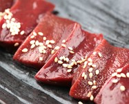 鮮度が一番の馬のレバをお刺身で。
馬レバは生食可能です。
