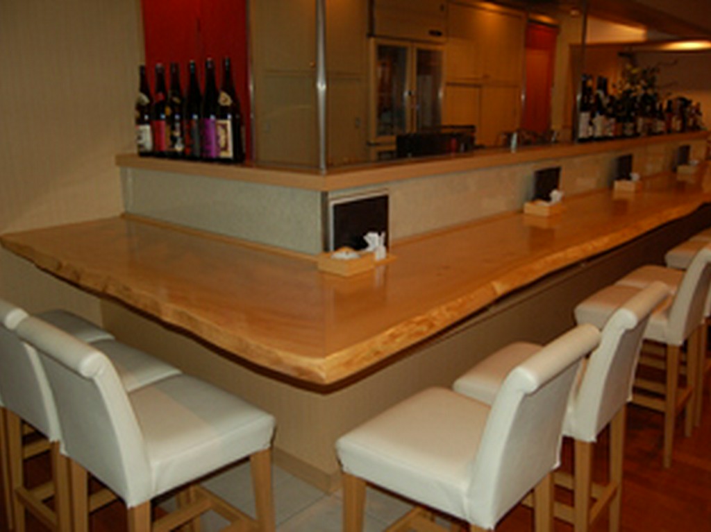 一枚板のカウンター席