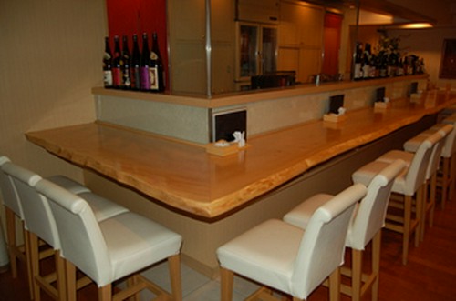 一枚板のカウンター席