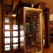 自慢のワインクーラーです。ワインリストを用意しておりますので、お申し付けください。