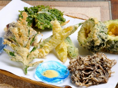 沖縄食材が満載の『天ぷら盛り合わせ』
