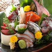 東京と神奈川両方から仕入れることで品質を保っているという鮮魚は、本マグロをはじめ旬な魚にこだわります。常時7種類ほどは盛り付けているそうで、美しく盛り立てられた姿が食欲をそそります。

