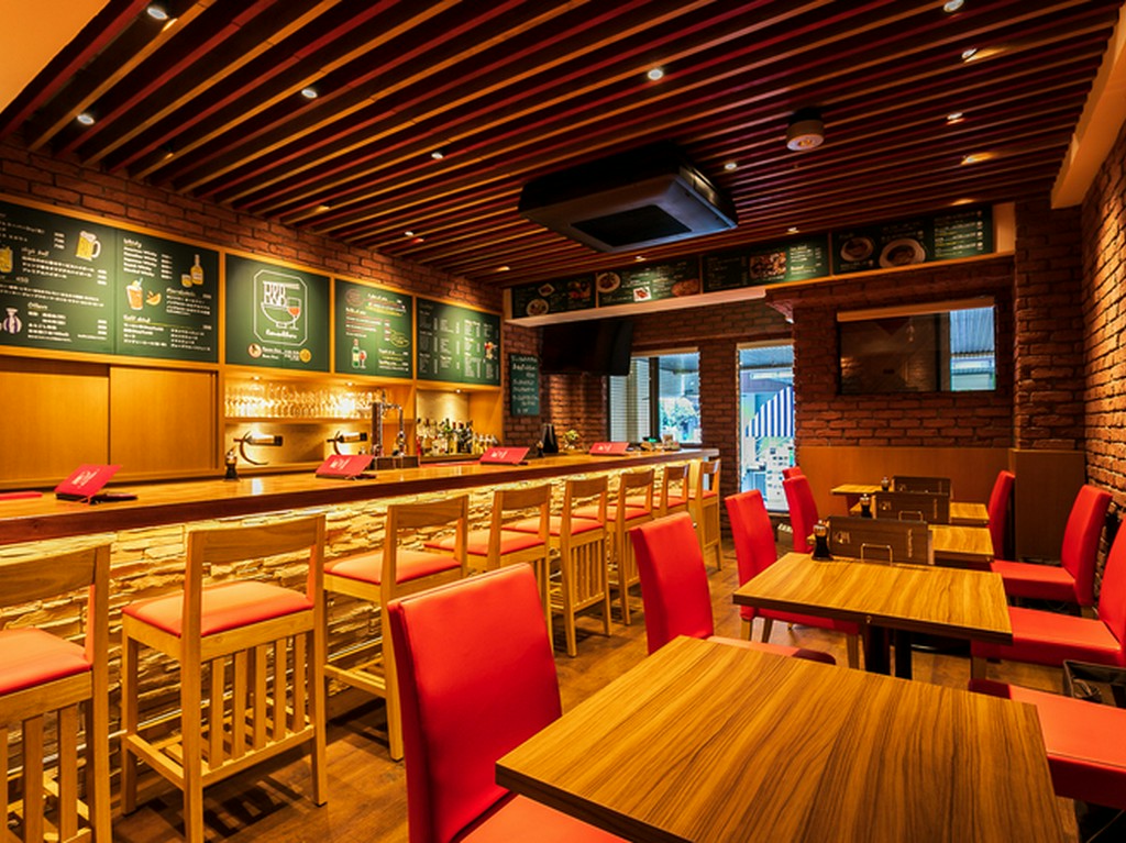 赤いシートの椅子がアクセント、大人かわいい店内