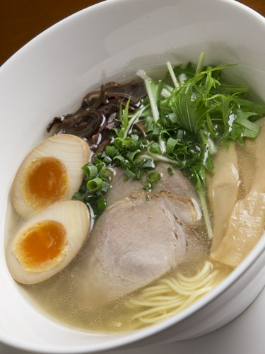 豊かな旨みとコクの鶏白湯スープが絶品『鶏しお』