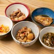 『本日のおばんざい』や『柔らか豚の角煮』、『牛すじの煮込み』など、決して奇を衒ったものではないけれど、家庭でおいしくつくるのは難しいと言った和食をしみじみ味わえるのが【美酒旬菜　ぐっさん。】です。