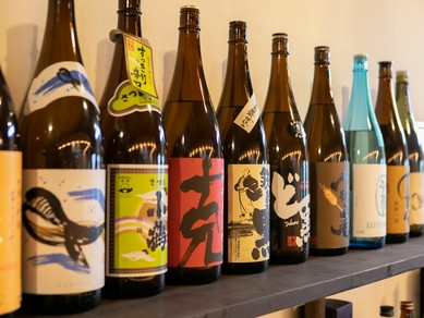 プレミアム銘柄も含め、全国から厳選した焼酎がずらり