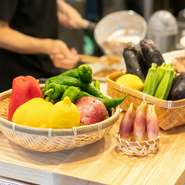 地元出身で京都の食材を極めた料理人による和食が楽しめる同店。カウンターの一角には、届いたばかりの京野菜が中心に並んでいます。彩りも鮮やかな京野菜を愛でながら、京都ならではのおいしさを堪能して。