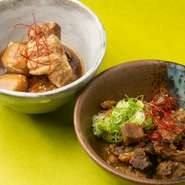 醤油ベースの煮汁で時間をかけてコトコトと煮込んだ『牛すじ煮込み』は同店の自慢の一品。3～4時間、火加減に気をつけながらじっくり煮込むから、牛すじも信じられないほどに柔らかく仕上がっています。
