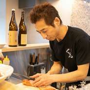 料理もお酒も、気負わず楽しめる「ちょっと良いもの」を取り揃えている同店。色々な味を気軽に楽しめるリーズナブルな価格設定も魅力です。くつろぎ感あふれる店内での気さくな料理人との会話も味わいのスパイスに。