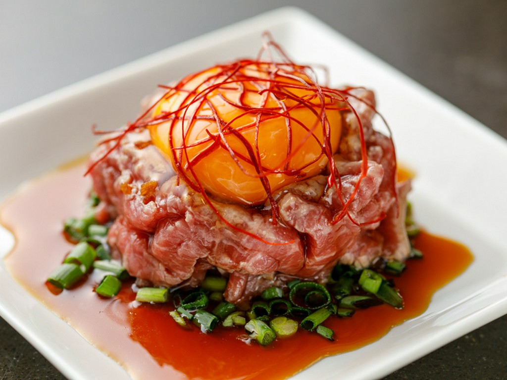 羊の炙りユッケ