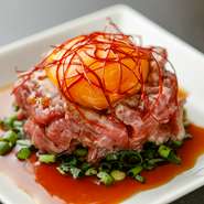 羊肉の表面を軽く炙り、お客様の目の前で完成させます。ビールとの相性も抜群な一品。卵黄とユッケダレとしっかりと混ぜてお楽しみください。
