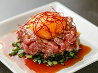 羊の炙りユッケ