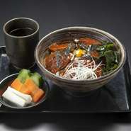 高知県産かつおのタタキピリ辛丼