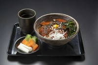 高知県産かつおのタタキピリ辛丼