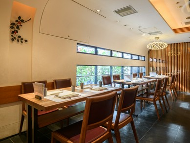 親しい間柄が安心して集まれる環境で外食を楽しむ