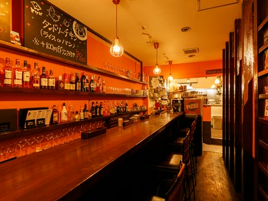 カウンター席は一人飲みにも◎