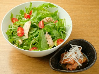 ミズナと蒸し鶏のサラダ