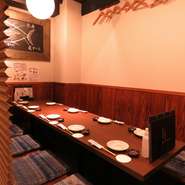 広々としたテーブルやカウンターで最高のまぐろ料理をお楽しみいただけます。温かみのある灯りが優しく照らし、会話も弾むこと間違いなし。