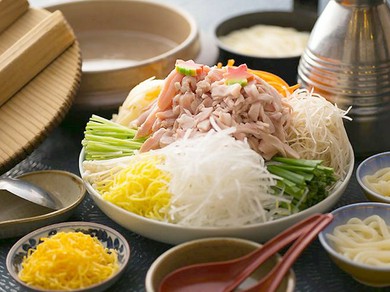 創業40年の味をご堪能、伝統の名物『鳥よし鍋』で歓送迎会