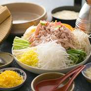 7種類の千切り野菜、鶏＆豚身を８時間かけて抽出する特製鶏スープで…！時代に逆行しても「手作り」にこだわり実直・真剣勝負。涼皿プランもおまかせください。※仕入れにより価格変動あり。