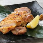 富士の名水で育った質の高い山梨の銘柄鶏である「信玄鶏」を使用してます。信玄鶏を炭火で焼くことによって外はカリッと中はジューシーに仕上がります。