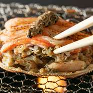 北海道の南部に位置する噴火湾で獲れたズワイガニの身と味噌を甲羅にぎっしりと詰めた、蟹の旨味満載の人気商品です。