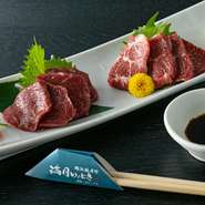 熊本から取り寄せる極上の霜降り馬刺しと赤身ロースをお楽しみいただける贅沢な一皿です。