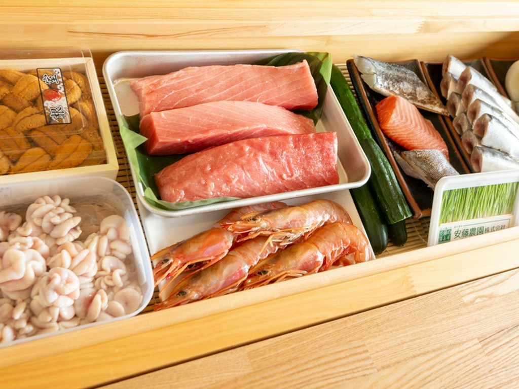 深夜の閉店後、その足で市場へ向かい仕入れる新鮮なネタが自慢